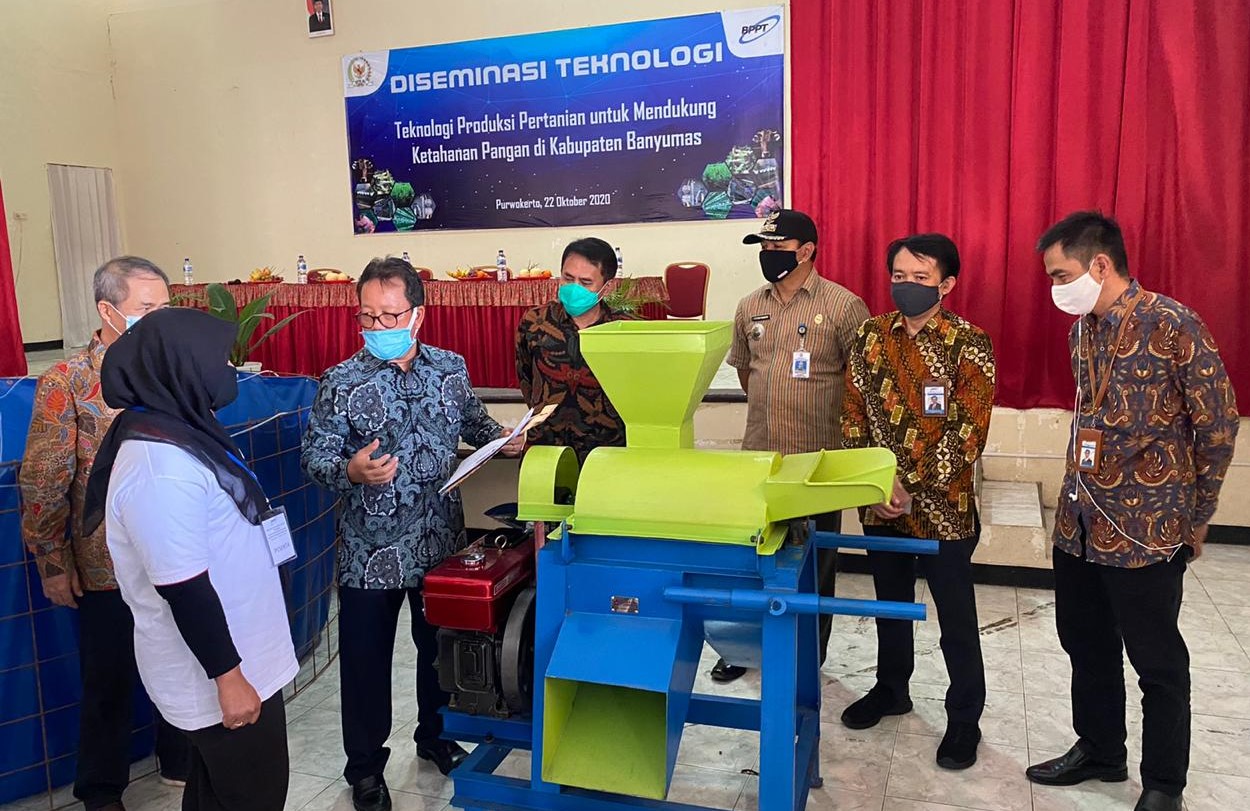 Sugeng Serahkan Paket Inovasi Teknologi untuk Tani Ternak di Banyumas